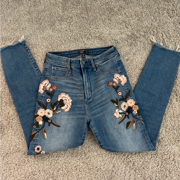 Embroidered A&F Skinny Jeans - Size 4 - Picture 1 of 3